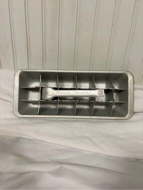 Vintage Magic Touch Metal ice tray with Removable Divider